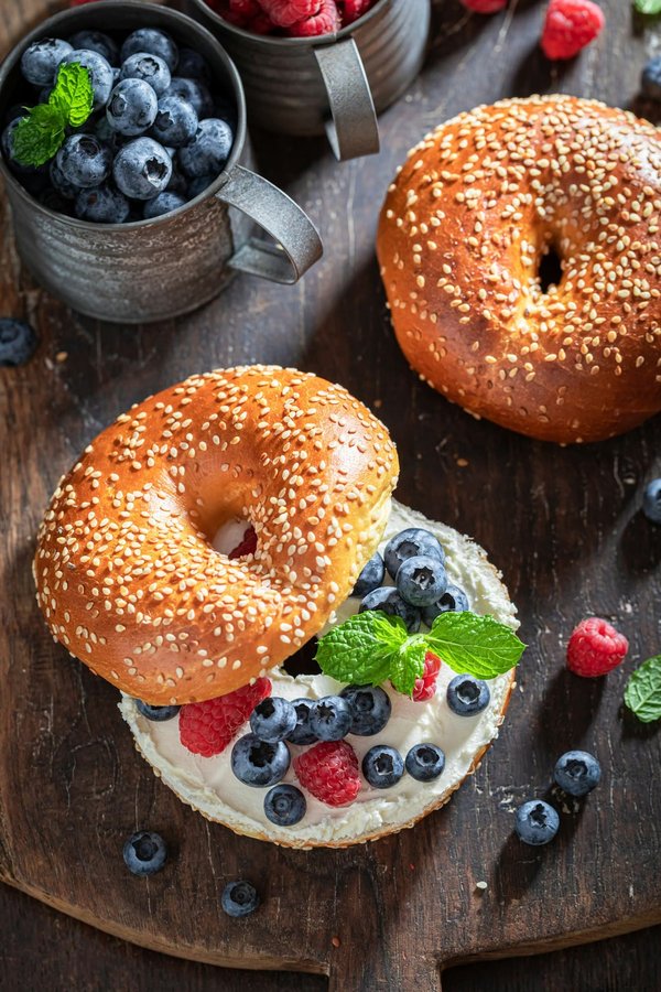 Quelle est la méthode pour faire des bagels maison avec une texture moelleuse?